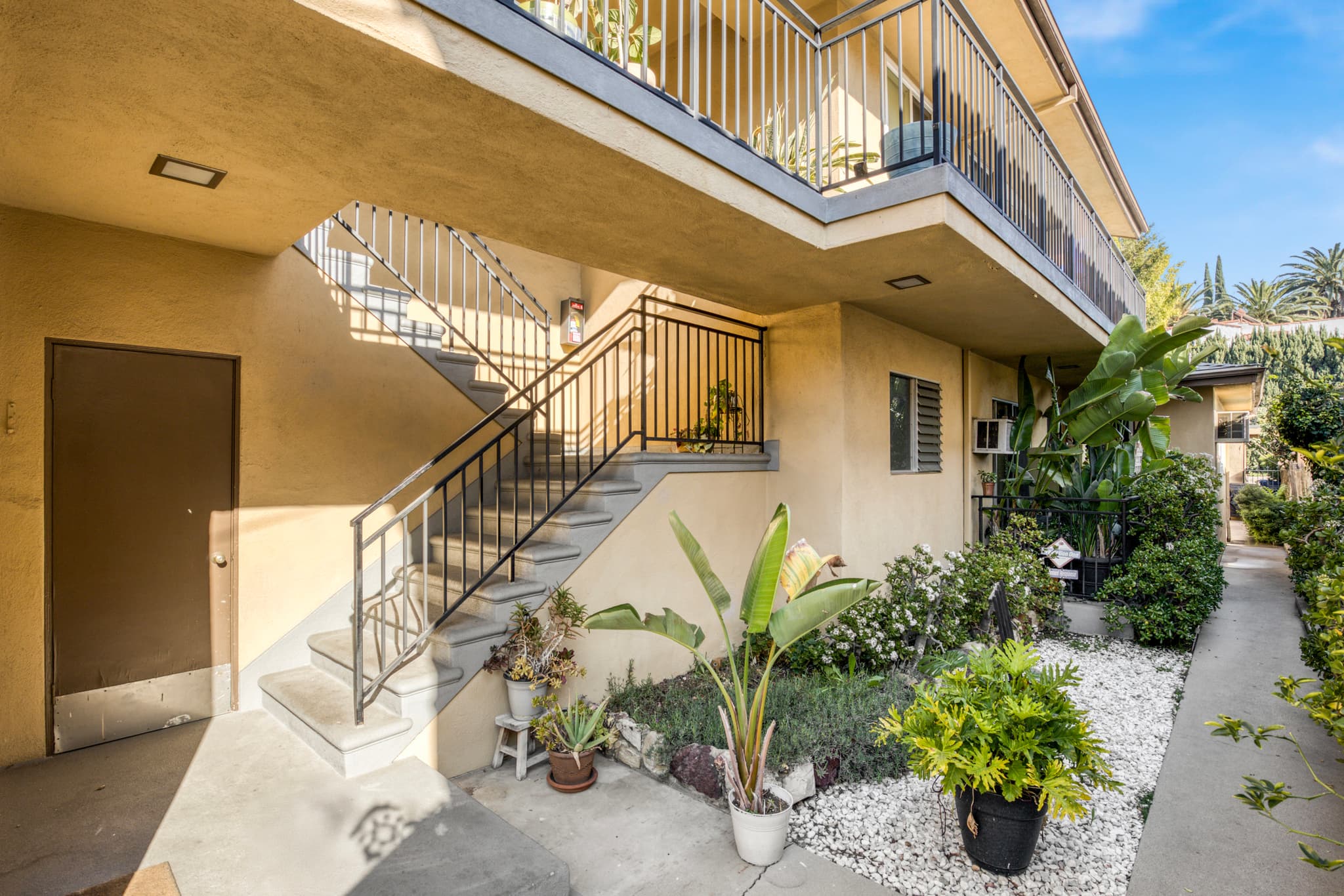 2328 N Beachwood Dr - Image 2