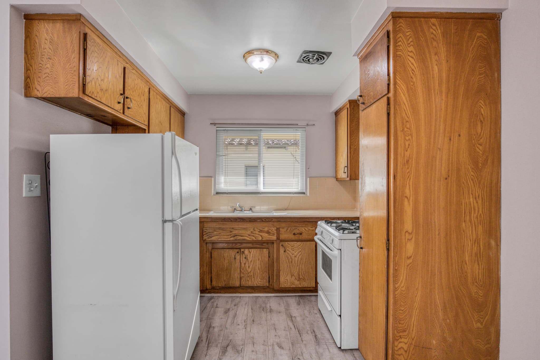 2328 N Beachwood Dr - Image 6