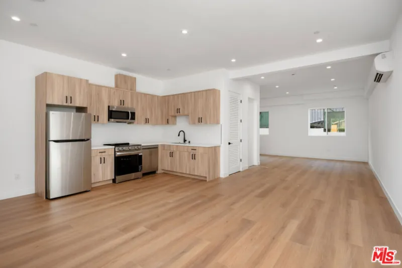 726 Robinson St - Image 2